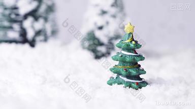 雪地上的<strong>圣诞</strong>树<strong>圣诞</strong>节实拍